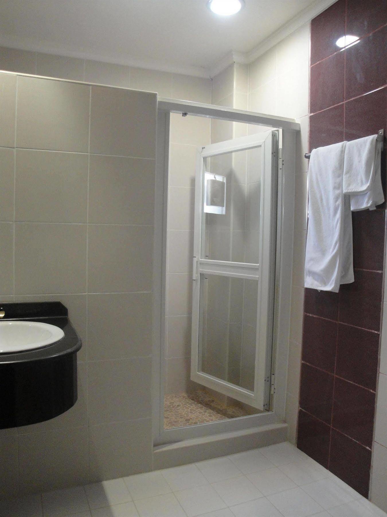 Marina Royal Hotel Suites Кувейт Экстерьер фото